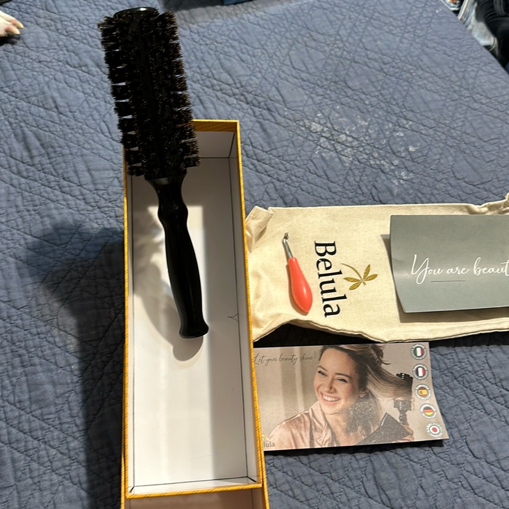 100% Boar bristle round brush set. Brand name is Belula. It gives volume.